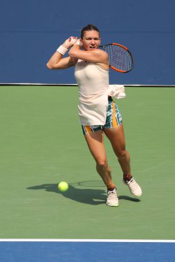 New York - 27 Ağustos 2018: Grand Slam şampiyonu Simona Halep Romanya eylem sırasında onun 2018 bize açık ilk maç Billie Jean King Ulusal Tenis Merkezi New York'ta yuvarlak