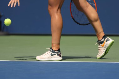 New York - 27 Ağustos 2018: Grand Slam şampiyonu Simona Halep Romanya giyer, Özel Nike sırasında onun 2018 Amerika Açık tenis ayakkabıları ilk tur maç Billie Jean King Ulusal Tenis Merkezi New York'ta