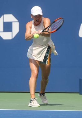 New York - 27 Ağustos 2018: Grand Slam şampiyonu Simona Halep Romanya eylem sırasında onun 2018 bize açık ilk maç Billie Jean King Ulusal Tenis Merkezi New York'ta yuvarlak