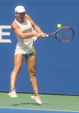 New York - 27 Ağustos 2018: Grand Slam şampiyonu Simona Halep Romanya eylem sırasında onun 2018 bize açık ilk maç Billie Jean King Ulusal Tenis Merkezi New York'ta yuvarlak