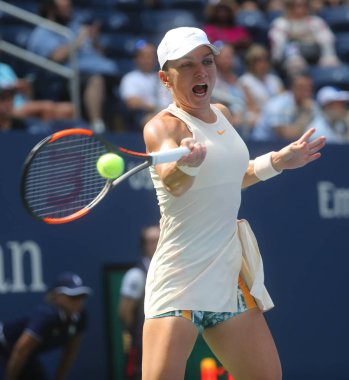 New York - 27 Ağustos 2018: Grand Slam şampiyonu Simona Halep Romanya eylem sırasında onun 2018 bize açık ilk maç Billie Jean King Ulusal Tenis Merkezi New York'ta yuvarlak
