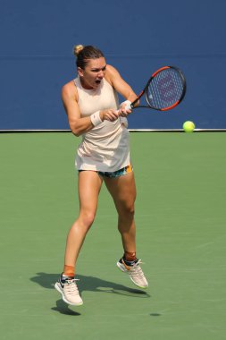 New York - 27 Ağustos 2018: Grand Slam şampiyonu Simona Halep Romanya eylem sırasında onun 2018 bize açık ilk maç Billie Jean King Ulusal Tenis Merkezi New York'ta yuvarlak