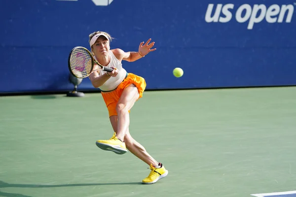 2018年9月1日 乌克兰职业网球运动员埃莉娜 斯维托利娜在比利 金国家网球中心举行的2018年美国公开赛第三轮比赛中的动作 — 图库照片