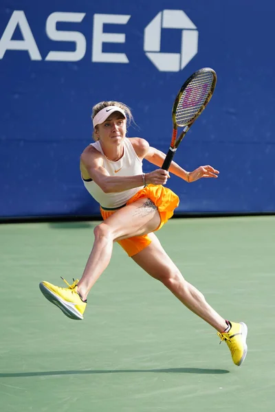 2018年9月1日 乌克兰职业网球运动员埃莉娜 斯维托利娜在比利 金国家网球中心举行的2018年美国公开赛第三轮比赛中的动作 — 图库照片