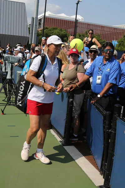 2018年8月26日 大满贯冠军玛蒂娜 纳夫拉蒂洛娃在纽约国家网球中心举行的2018年美国网球公开赛上举行的女冠双打比赛后 纷纷签名 — 图库照片