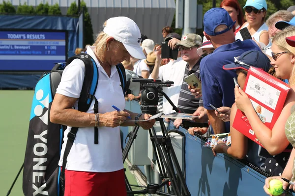 2018年8月26日 大满贯冠军玛蒂娜 纳夫拉蒂洛娃在纽约国家网球中心举行的2018年美国网球公开赛上举行的女冠双打比赛后签名 — 图库照片