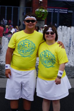 New York - 1 Eylül 2018: 2018 bize açık atletleri dostum kadar tenis gönüllü. Dostum kadar tenis bireyler Down sendromu ile tenis spor öğrenme fırsatını hizmet etmek için var