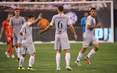 East Rutherford, Nj - 7 Ağustos 2018: Takım AS Roma gol kutluyor Uluslararası Şampiyonlar Kupası maç Real Madrid rakip Metlife Stadyumu'nda Roma tarafından 2018 sırasında takım kaptanı Kevin Strootman #6