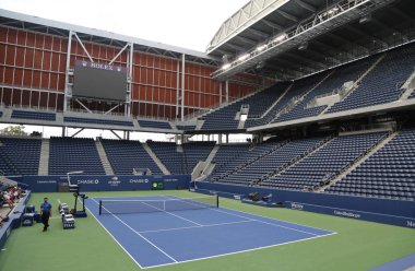 New York - 21 Ağustos 2018: Yeni, çatılı Louis Stadyumu ayarlanır için ilk 2018 US Open Billie Jean King Ulusal Tenis Merkezi Flushing, New York, Armstrong 