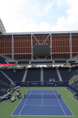 New York - 21 Ağustos 2018: Yeni, çatılı Louis Stadyumu ayarlanır için ilk 2018 US Open Billie Jean King Ulusal Tenis Merkezi Flushing, New York, Armstrong 