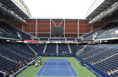 New York - 21 Ağustos 2018: Yeni, çatılı Louis Stadyumu ayarlanır için ilk 2018 US Open Billie Jean King Ulusal Tenis Merkezi Flushing, New York, Armstrong 