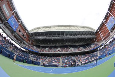 New York - 1 Eylül 2018: Billie Jean King Ulusal Tenis Merkezi Flushing, New York yeni, çatılı Louis Armstrong stadyumun 2018 sırasında Amerika Açık maç 