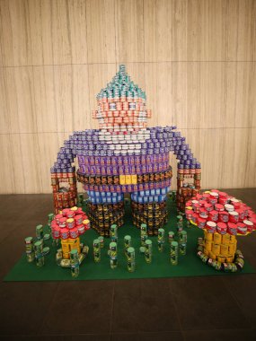 New York - 15 Kasım 2018: Brookfield yerde New York'ta 26 yıllık Nyc Canstruction Yarışması'nda sunulan yiyecek heykel. Büyük ölçekli heykeller konserve yiyecek götürmek için dışarı takım kurmak 