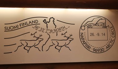 Rovaniemi, Finlandiya - 19 Şubat 2017: Pul, Noel Baba ana postane Rovaniemi, Finlandiya Lapland bölgesinde Santa Claus köyde. Sadece resmi Noel Baba postane olduğunu.
