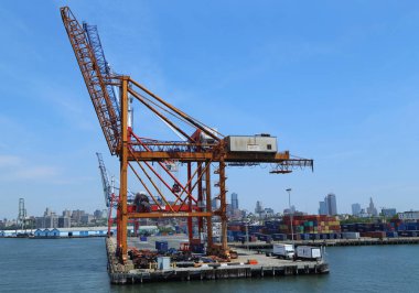 New York - 26 Mayıs 2016: Kırmızı kanca konteyner Terminal Brooklyn'de. New York'ta Hudson Nehri doğusunda yer alan sadece ölümcül olduğunu 