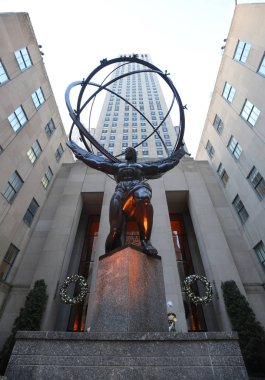 New York City - 29 Kasım 2018: Atlas heykelin Lee Lawrie Rockefeller Merkezi önünde Manhattan şehir merkezinin içinde. Heykel antik Yunan Titan Atlas göklerin tutarak gösteriyor