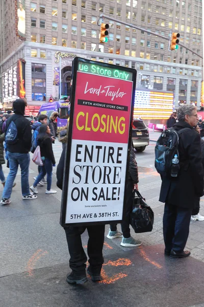 Nueva York Noviembre 2018 Hombre Con Una Tabla Bocadillos Sobre — Foto de Stock