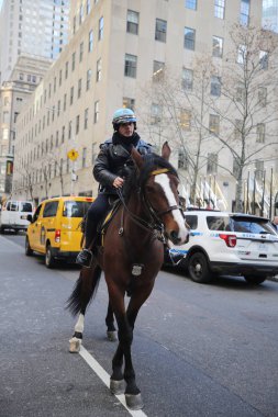New York - 29 Kasım 2018: New York Polis Teşkilatı birimi monte polis memuru Midtown Manhattan'ın Rockefeller Plaza'daki güvenlik sağlar