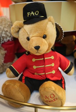 New York - 29 Kasım 2018: Doldurulmuş peluş oyuncaklar içinde yeni Fao Schwarz amiral gemisi mağaza Midtown Manhattan'ın Rockefeller Plaza'daki yeniden açıldı.