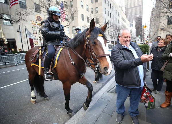 New York November 2018 Nypd Mounted Unit Police Officer Provides — Stock Photo, Image