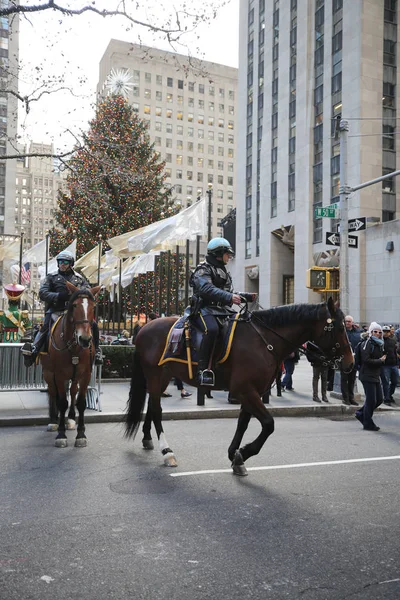 Nowy Jork Listopada 2018 Policjanta Nypd Zamontowane Urządzenie Zapewnia Bezpieczeństwo — Zdjęcie stockowe