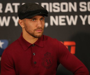 New York - 6 Aralık 2018: Hafif dünya şampiyonu boksör Vasili Lomachenko New York Madison Square Garden'da Jose Pedraza karşı başlık birleşme mücadele önce son basın toplantısında