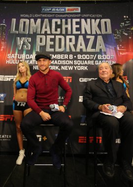 New York - 6 Aralık 2018: Hafif dünya şampiyonu boksör Vasili Lomachenko New York Madison Square Garden'da Jose Pedraza karşı başlık birleşme mücadele önce son basın toplantısında