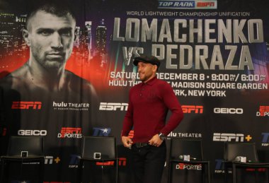 New York - 6 Aralık 2018: Hafif dünya şampiyonu boksör Vasili Lomachenko New York Madison Square Garden'da Jose Pedraza karşı başlık birleşme mücadele önce son basın toplantısında