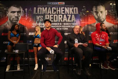New York - 6 Aralık 2018: Hafif dünya şampiyonu boksör Vasili Lomachenko New York Madison Square Garden'da Jose Pedraza karşı başlık birleşme mücadele önce son basın toplantısında