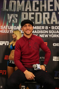 New York - 6 Aralık 2018: Hafif dünya şampiyonu boksör Vasili Lomachenko New York Madison Square Garden'da Jose Pedraza karşı başlık birleşme mücadele önce son basın toplantısında