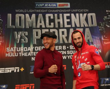 New York - 6 Aralık 2018: Hafif dünya şampiyonu boksör Vasili Lomachenko (L) ve Jose Pedraza New York Madison Square Garden'da ın başlık birleşme mücadele öncesi basın toplantısı sırasında poz