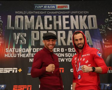 New York - 6 Aralık 2018: Hafif dünya şampiyonu boksör Vasili Lomachenko (L) ve Jose Pedraza New York Madison Square Garden'da ın başlık birleşme mücadele öncesi basın toplantısı sırasında poz
