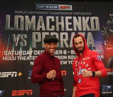 New York - 6 Aralık 2018: Hafif dünya şampiyonu boksör Vasili Lomachenko (L) ve Jose Pedraza New York Madison Square Garden'da ın başlık birleşme mücadele öncesi basın toplantısı sırasında poz