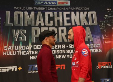 New York - 6 Aralık 2018: Hafif dünya şampiyonu boksör Vasili Lomachenko (L) ve Jose Pedraza faceoff başlık birleşme kavga New York Madison Square Garden'da önce