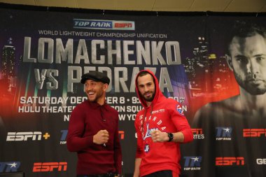 New York - 6 Aralık 2018: Hafif dünya şampiyonu boksör Vasili Lomachenko (L) ve Jose Pedraza New York Madison Square Garden'da ın başlık birleşme mücadele öncesi basın toplantısı sırasında poz