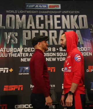 New York - 6 Aralık 2018: Hafif dünya şampiyonu boksör Vasili Lomachenko (L) ve Jose Pedraza faceoff başlık birleşme kavga New York Madison Square Garden'da önce