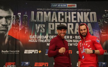New York - 6 Aralık 2018: Hafif dünya şampiyonu boksör Vasili Lomachenko (L) ve Jose Pedraza New York Madison Square Garden'da ın başlık birleşme mücadele öncesi basın toplantısı sırasında poz