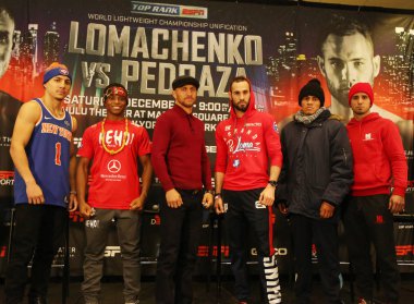New York - 6 Aralık 2018: Hafif dünya şampiyonu boksör Vasili Lomachenko (L) ve Jose Pedraza New York Madison Square Garden'da ın başlık birleşme mücadele öncesi basın toplantısı sırasında poz