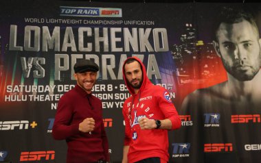 New York - 6 Aralık 2018: Hafif dünya şampiyonu boksör Vasili Lomachenko (L) ve Jose Pedraza New York Madison Square Garden'da ın başlık birleşme mücadele öncesi basın toplantısı sırasında poz