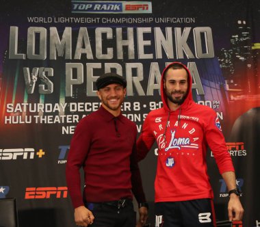 New York - 6 Aralık 2018: Hafif dünya şampiyonu boksör Vasili Lomachenko (L) ve Jose Pedraza New York Madison Square Garden'da ın başlık birleşme mücadele öncesi basın toplantısı sırasında poz