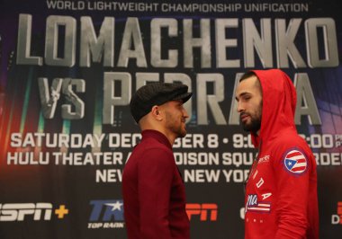 New York - 6 Aralık 2018: Hafif dünya şampiyonu boksör Vasili Lomachenko (L) ve Jose Pedraza faceoff başlık birleşme kavga New York Madison Square Garden'da önce