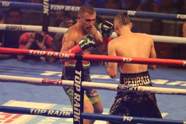 New York - 8 Aralık 2018: Eylem New York Madison Square Garden'da Jose Pedraza karşı başlık birleşme mücadele hafif dünya şampiyonu Vasili Lomachenko Ukrayna (Yeşil mayo)