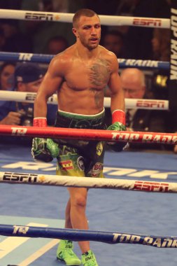 New York - 8 Aralık 2018: Eylem New York Madison Square Garden'da Jose Pedraza karşı başlık birleşme mücadele hafif dünya şampiyonu Vasili Lomachenko Ukrayna (Yeşil mayo)