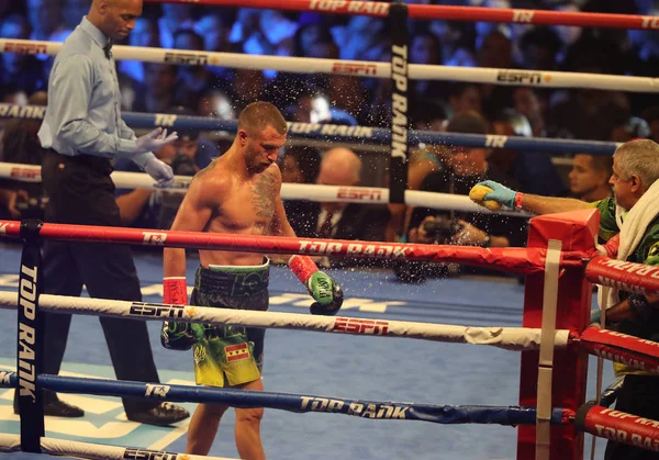 New York - 8 Aralık 2018: Eylem New York Madison Square Garden'da Jose Pedraza karşı başlık birleşme mücadele hafif dünya şampiyonu Vasili Lomachenko Ukrayna (Yeşil mayo)