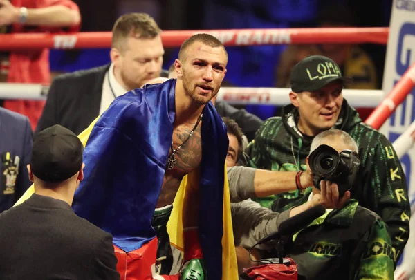 ウクライナのヴァシリ Lomachenko 後勝利を祝うニューヨーク 2018 軽量の世界チャンピオン タイトルの統一の戦いニューヨークのマディソン スクエア ガーデンでホセ ペドラサ — ストック写真