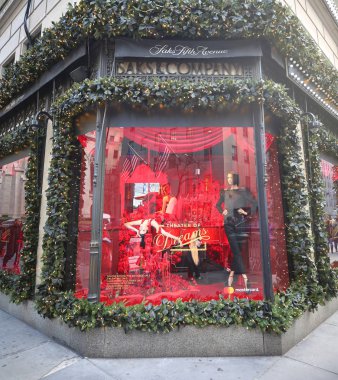 New York - 29 Kasım 2018: Ünlü Saks Fifth Avenue'nın tatil Vitrini Manhattan'da