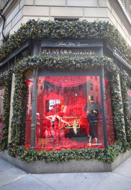 New York - 29 Kasım 2018: Ünlü Saks Fifth Avenue'nın tatil Vitrini Manhattan'da