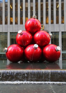 New York - 29 Kasım 2018: Noel süsleri yakınındaki New York City Simgesel Yapı Radio City Music Hall Rockefeller Center'da