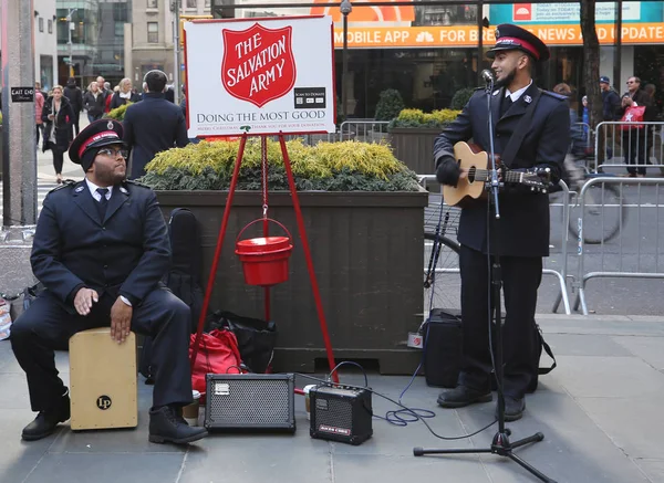 2018年11月29日 救世军士兵在曼哈顿市中心表演藏品 这个基督教组织以其慈善工作而闻名 在126个国家开展活动 — 图库照片