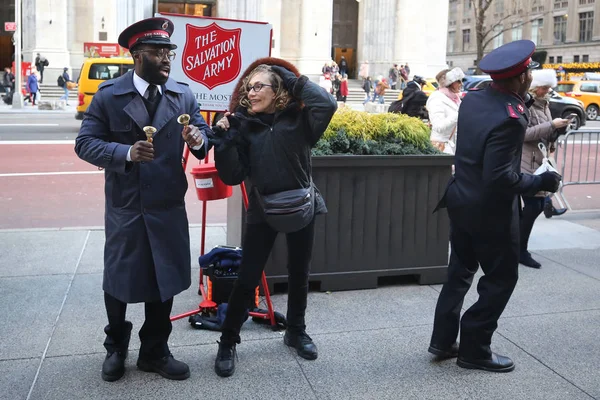 New York November 2018 Salvation Army Soldier Performs Collections Midtown — Stock Photo, Image